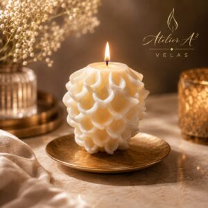 Foto da Vela Escultural Pinha Dourée — Atelier A² Velas
